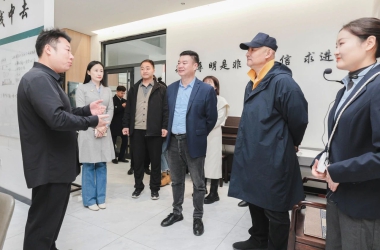 中國室內(nèi)裝飾協(xié)會副會長劉杰一行來我?？疾旖涣餍Ｆ蠛献?></div>
                    <div   id=