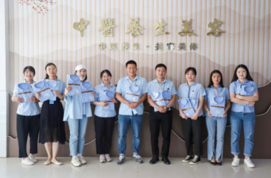 甜粽飄香時(shí) 我院教師喜領(lǐng)新服裝