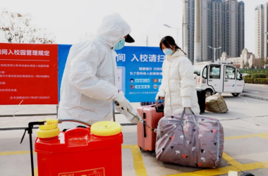 開學(xué)啦！志愿者溫暖學(xué)生返校之路