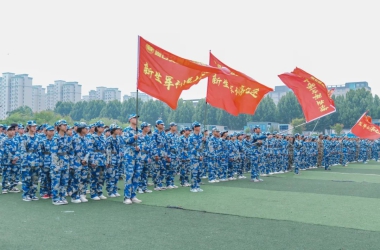 高燃！2024級(jí)新生開學(xué)典禮暨軍訓(xùn)匯演現(xiàn)場(chǎng)紀(jì)實(shí)！