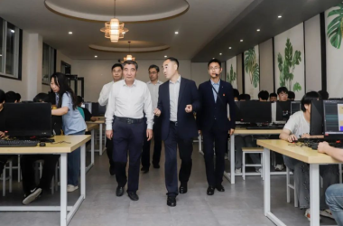省教育廳副廳長(zhǎng)陳?ài)笸ひ恍猩W臨我校檢查指導(dǎo)工作