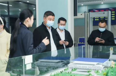 建業(yè)綠色基地薛金平一行到我校參觀考察