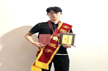 拿獎(jiǎng)拿到手軟！這位00后小伙真了不起，他背后的故事更感人......