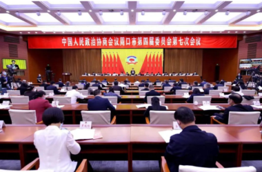 市“兩會”隆重召開，我校理事長侯聯(lián)營、校長侯營坡參會并接受采訪