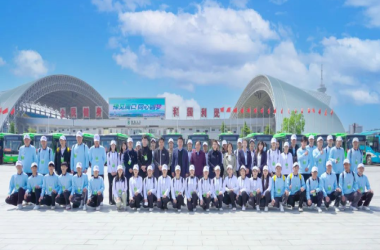 校領(lǐng)導(dǎo)看望我校第九屆全省民族運動會志愿者