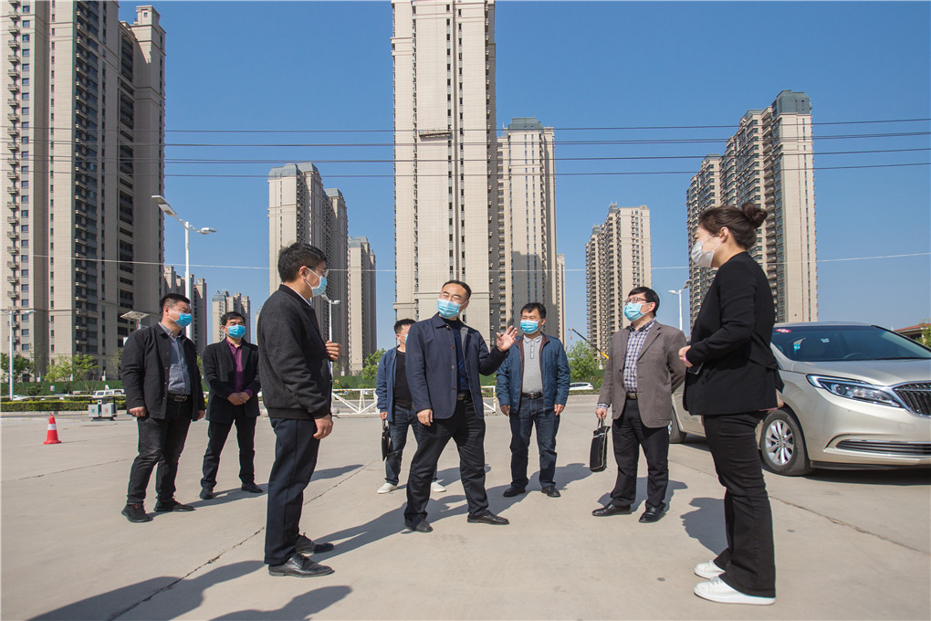 市教體局副局長季永云、疾控中心專家顧曙光一行到我院檢查督導復學防疫準備工作