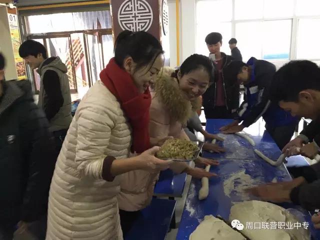 “熱乎的餃子，熱乎的心”——汽修專業(yè)冬至包餃子活動