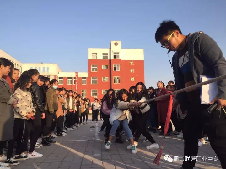 影視專業(yè)校園拔河比賽，比出團結(jié)，賽出風采！